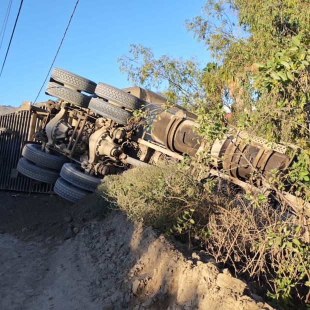 Vuelca Camión de Transporte de Personal Tras Choque con Tráiler en Natura, Tijuana